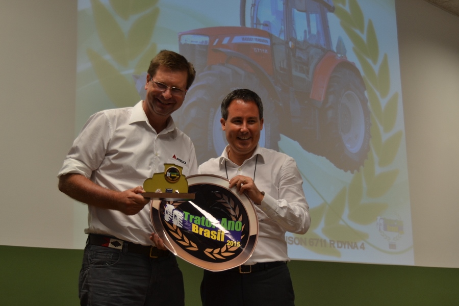 Bernhard-Kiep-recebe-o-premio-para-a-Massey-Ferguson-de-Trator-do-Ano-Brasil-2015-900x600