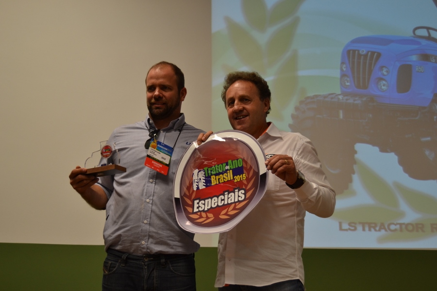 Cristiano-Duma-recebe-o-premio-para-LS-Tractor-de-Trator-do-Ano-na-Categoria-Especiais-900x600